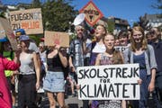 Die Umweltaktivistin Greta Thunberg (mit weissem Schild) an der Klimademo in Lausanne. (Bild: Keystone)