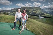 Gemeindepräsident Fritz Lötscher (links) und Grasskifahrer Stefan Portmann auf der Marbachegg. (Bild: Pius Amrein, Escholzmatt, 8. August 2019)