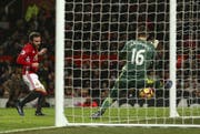 Eldin Jakupovic, hier mit Hull City anfangs 2017, wehrt den Versuch von Juan Mata ab – seine Leistungen bringen ihm einen Dreijahresvertrag bei Leicester ein, wo er nun in seine letzte Saison steigt. (Keystone)
