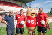Ueli Rebsamen (Zweiter von links) posiert auf der Winterthurer Schützenwiese mit OK-Präsident Toni Meier, dem Maskottchen «Üle» und Nationaltrainer Oliver Lang (Bild: Valentin Weber/PD)