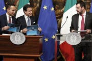 Da war die Welt noch in Ordnung: Premierminister Giuseppe Conte (Mitte), und seine Vizepremiers Luigi Di Maio (links) und Matteo Salvini (rechts). (Bild: Riccardo Antimiani/EPA, Rom, 17. Januar 2019)