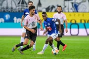 Neuzugang Ibrahima Ndiaye (rechts) bei seinem Luzern-Début gegen Espanyol Barcelonas Didac Vilà. (Bild: Martin Meienberger/Freshfocus, Luzern, 8. August 2019)