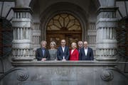Der heutige Stadtrat von Luzern (v.l.): Adrian Borgula (Grüne), Franziska Bitzi (CVP), Beat Züsli (SP), Manuela Jost (GLP), Martin Merki (FDP). Im Hintergrund rechts der frühere Stadtschreiber Toni Göpfert. (Bild Pius Amrein, 27. November 2016)