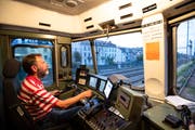 Die rechte Hand am Fahrschalter, die linke an den Bremsventilen: Paul Stettler im Führerstand der Re 620, der Gotthard-Lokomotive. (Bild: Ralph Ribi)