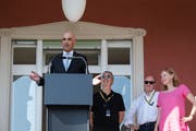 Bundesrat Alain Berset zusammen mit der «Wolkenbruch»-Delegation beim traditionellen BAK-Apéro am Locarno Film Festival. (Bild: Samuel Golay/Locarno Film Festival)