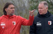 Holten diesen Sommer zwei Spieler aus der Schweiz: Martin Schmidt (links) und Sportdirektor Stefan Reuter. (Keystone)