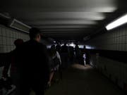 Grössere Auswirkungen hatte die Strompanne für Zugreisende. An vielen Bahnhöfen herrschte Chaos. (Bild: KEYSTONE/AP PA/YUI MOK)