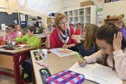 Immer mehr Senioren helfen im Klassenzimmer aus. (Bild: Olt)