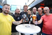 Am heissen Freitagabend schmeckte das kühle Blonde oder das kühle Dunkle doppelt gut. (Bild: Hansruedi Rohrer)