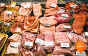 Müssen Konsumenten künftig mehr bezahlen fürs Fleisch? Deutsche Agrarpolitiker von SPD und Grünen fordern eine höhere Mehrwertsteuer. (Bild: Keystone/dpa (Hannover, 8.7.2019))