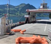 Die Ölsperre der Feuerwehr ist bereit. (Bild: Andreas Seeholzer)