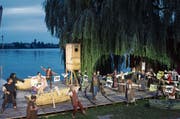 Der Herr des Hafens: Gredmeister Matthis (Michael Finger, Mitte) und die Steinacher – vor dem Sturm in «WasserLand». (Bild: KEYSTONE/Gian Ehrenzeller)