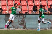 Victor Ruiz (links) bejubelt in Neuenburg sein erstes Tor für den FC St.Gallen. (Bild: Pascal Muller/Freshfocus)