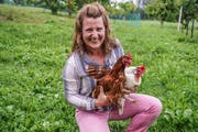 Jungbäuerin Rahel Osterwalder posiert mit zwei ihrer geliebten Hennen. (Bild: Maya Heizmann)