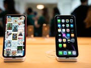 Wer bei Apple-Geräten schwerwiegende Sicherheitslücken entdeckt und meldet, erhält vom Konzern bis zu eine Million Dollar. (Bild: KEYSTONE/EPA/JIM LO SCALZO)