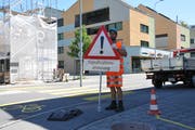 Florian von Rotz von der Gemeinde Stans räumt Signale des Einbahnsystems beim Karli-Kreisel weg. (Bild: Matthias Piazza, Stans, 9. August 2019)