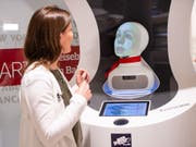 Semmi, die künstliche Auskunftsperson der Deutschen Bahn. Gemäss einer neuen Studie verkraften Arbeitnehmer den Verlust ihres Jobs leichter, wenn sie durch einen Roboter ersetzt werden als wenn der «siegreiche» Konkurrent ein Mensch ist. (Bild: Keystone/DPA/LISA DUCRET)