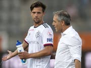 Captain Valentin Stocker und Trainer Marcel Koller sind nicht gerade erfreut (Bild: KEYSTONE/PETER SCHNEIDER)