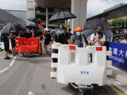Demonstranten installieren Blockaden vor dem Hongkonger Flughafen. (Bild: Keystone/AP/KIN CHEUNG)