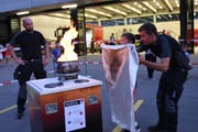 Unter Anleitung von Feuerwehrangehörigen konnten die Gäste das Löschen eines Pfannenbrands «üben». (Bild: Alessia Pagani)