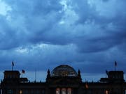 Die Unionsparteien in Deutschland haben ihren Vorsprung in den Wählergunst bei den Deutschen laut einer neuesten Umfrage weiter ausgebaut. (Archivbild Reichstag) (Bild: KEYSTONE/EPA/FELIPE TRUEBA)