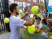 In New York beliebt und immer näher an seiner Topform: Stan Wawrinka am Samstag im Training, bevor er in der Nacht auf Montag den Titelverteidiger Novak Djokovic herausfordert (Bild: KEYSTONE/FR170574 AP/KEVIN HAGEN)