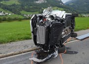 Der Kleinbus geriet über die Mittellinie auf die Gegenfahrbahn und kam nach der Kollision auf der Seite zum Stillstand. (Bild: Kantonspolizei Nidwalden)
