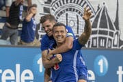 Die Luzerner Lucas Alves (vorne) und Pascal Schürpf feiern das Tor zum 2:2 beim Super League Meisterschaftsspiel zwischen dem FC Luzern und dem BSC Young Boys. (Bild: KEYSTONE/Urs Flüeler)