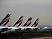 Mitten in der Ferien-Rückreisezeit ist es am Sonntag wegen technischer Probleme in Frankreich zu zahlreichen Verspätungen auf mehreren Flughäfen gekommen. Die Panne betraf das Planungs-und Kontrollsystem der französischen Zivilluftfahrtbehörde (DGAC). (Bild: KEYSTONE/AP/CHRISTOPHE ENA)