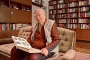Karl-Heinz Mayer in seiner Wohnung in Wolfsburg,. Hier lebt er, seit er 1955 aus den sibirischen Gefangenenlagern zurückgekehrt ist. (Bild: Christoph Reichmuth)