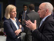 Die schwedische Finanzministerin Magdalena Andersson gab am Samstag die Einführung einer speziellen Bankensteuer an, damit das Land seine Ausgaben für Verteidigung erhöhen kann. (Archivbild mit BR Ueli Maurer) (Bild: KEYSTONE/EPA/MICHAEL REYNOLDS)