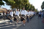 Tradition darf nicht fehlen! Die Landwirte marschieren mit ihren Kuhglocken die Bahnhofstrasse hinab. (Bild: Benedikt Troxler, Luzern, 31. August 2019)