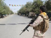 Afghanische Sicherheitskräfte bewachen die Strassen von Kundus nach einem Angriff der Taliban am Samstag. (Bild: Keystone/AP/BASHIR KHAN SAFI)
