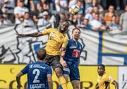 Kampf um die Lufthoheit: FCL-Verteidiger Christian Schwegler (rechts) im Kopfballduell mit YB-Stürmer Roger Assalé.Bild: Pius Amrein (Luzern, 1. September 2019)