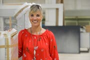 Diana Gutjahr in den Hallen der Ernst Fischer AG in Romanshorn. (Bild: Donato Caspari)