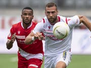 Thuns Verteidiger Chris Kablan (links) muss Pajtim Kasami hier ziehen lassen (Bild: KEYSTONE/PETER SCHNEIDER)