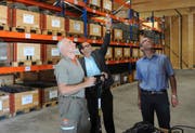 Bruno Odermatt, Leiter ZSO (links) mit den Regierungsräten Josef Hess und Christoph Amstad (rechts) in der Lagerhalle im neuen Logistikzentrum. (Bild: Philipp Unterschütz Kägiswil, 30. August 2019)