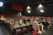 Im Saal stehen noch die originalen Kinosessel. (Bilder: Natascha Arsic)