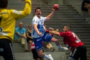 Jernej Papez vom HC Kriens-Luzern setzt sich gegen Endingens Leonard Pejkovic durch. (Bild: Dominik Wunderli (Würenlingen, 31. August 2019))
