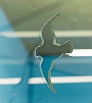 Ausgeschnittene Silhouette eines Vogels von Badel und Sarbach.