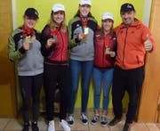 Von links: Die Medaillengewinnerinnen Sandra Röthlin, Julia Niederberger, Nadine Odermatt und Tina Baumgartner mit ihrem Trainer Thomi Rymann. Bild: PD