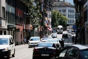 Verkehrsengpässe sind auf der Neugasse mitten in der Stadt Zug an der Tagesordnung. Mehrmals täglich gibt es Stau oder stockenden Verkehr. (Bild: Stefan Kaiser, Zug, 29. Mai 2018)