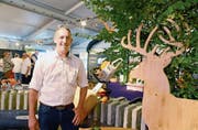 GIS-Präsident Michael Giger ist erfreut vom Gemeinschaftsstand Sevelen und von den begeisterten Besuchern. Bild: Hansruedi Rohrer