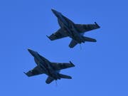 Zwei F/A-18 der Schweizer Luftwaffe kamen über dem Zürichsee einem Helikopter gefährlich nahe. (Bild: Keystone/EPA AAP/DARREN ENGLAND)