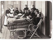 Tuberkulose-Patienten bei der Saez Schurer Liegekur.Bild: Dokumentationsbibliothek Davos