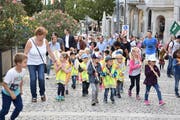 Der farbenfrohe Umzug bringt Leben in die Wiler Altstadt. (Bild: PD)