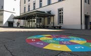 Will jemand die Aula des Kirchplatzschulhauses mieten, fällt dafür eine Gebühr an. Die rechtliche Grundlage dafür ist umstritten. Bild: gia