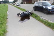 Ein Motorradfahrer stürzte nach einer Kollision in Lütisburg Station und zog sich leichte Verletzungen zu. (Bild: Kapo)
