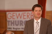 Seit Jahren ein Gewerbepolitiker: Hansjörg Brunner leitet als Präsident die Jahresversammlung 2007 von KMU Region Hinterthurgau. (Bild: Nana do Carmo)