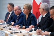 Wollen Wegweisungen forcieren: Justizministerin Keller-Sutter (rechts), Staatssekretär Mario Gattiker (links). (Bild: Keystone)